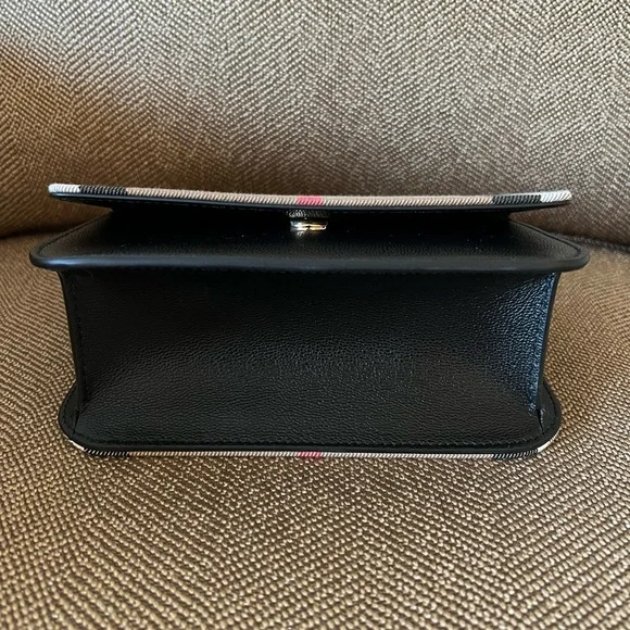 Burberry purse - Picture 13 of 16